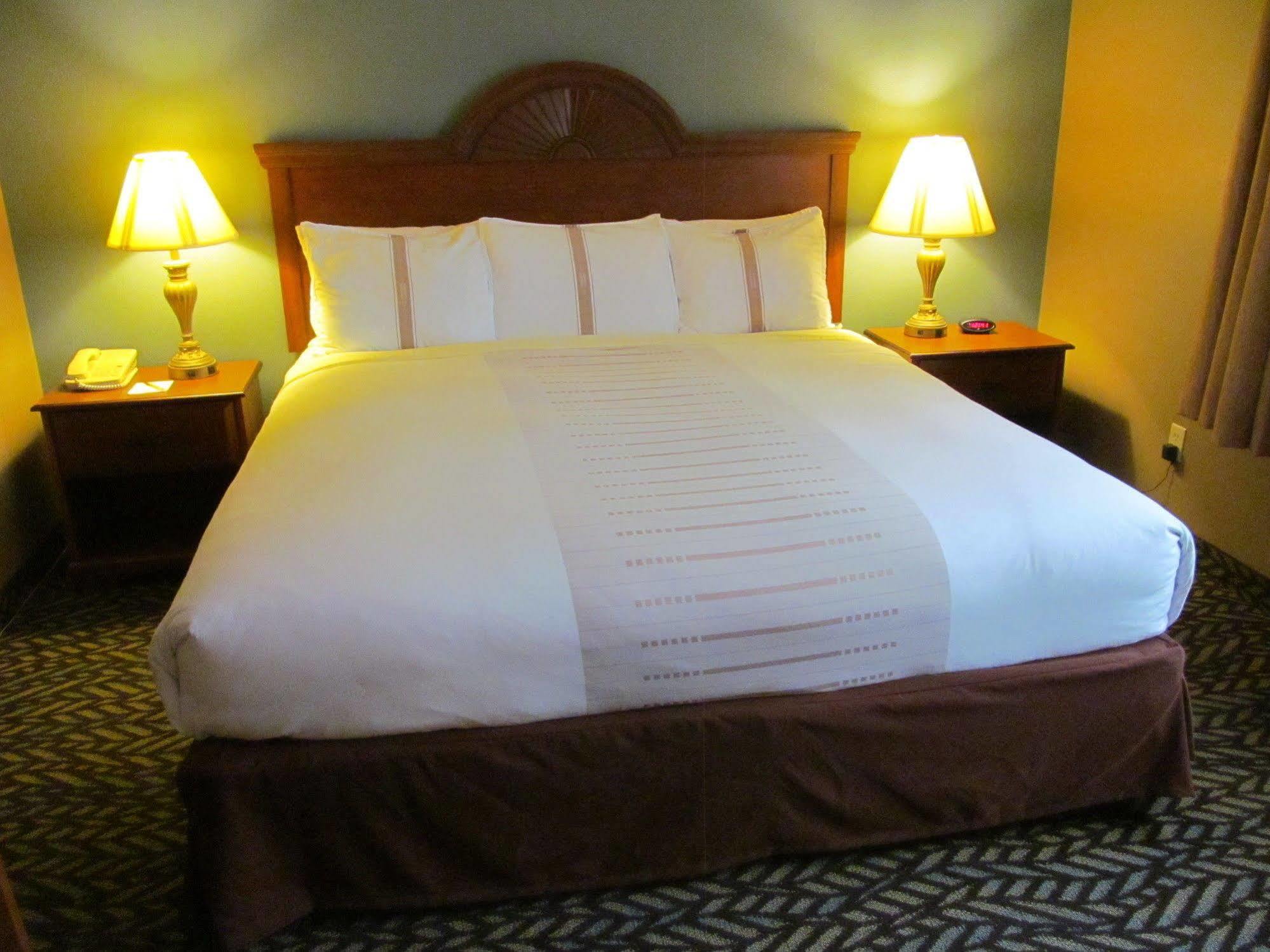 Fireside Inn And Suites Devils Lake Eksteriør bilde