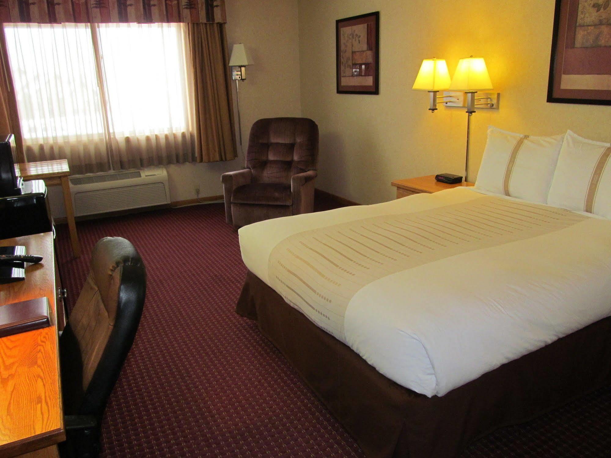 Fireside Inn And Suites Devils Lake Eksteriør bilde