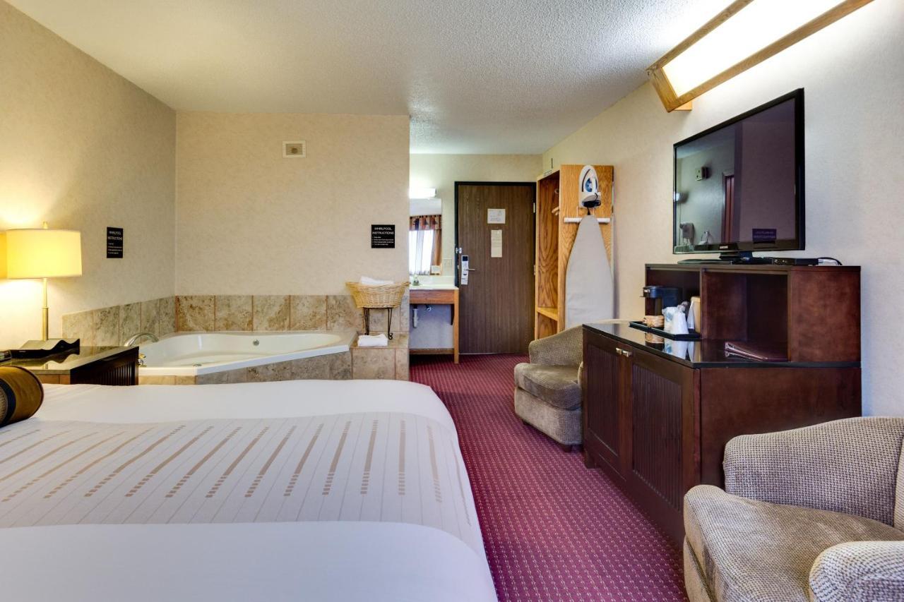 Fireside Inn And Suites Devils Lake Eksteriør bilde